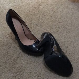 Shiny pumps